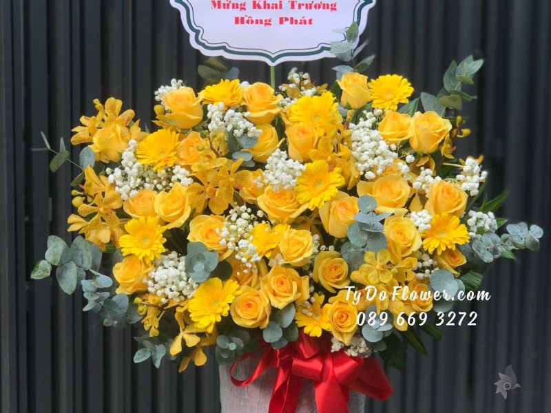 G09231030 GIỎ HOA CHÚC MỪNG KHAI TRƯƠNG thiết kế Hoa Hồng Vàng, Đồng Tiền Vàng, Lan Mokara Vàng mix Baby Trắng, Lá Bạc