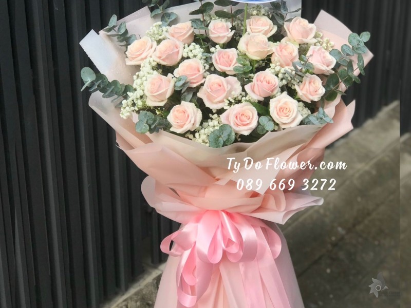 B09231034 BÓ HOA CHÚC MỪNG thiết kế Hoa Hồng Kem mix Baby Trắng, Lá Bạc