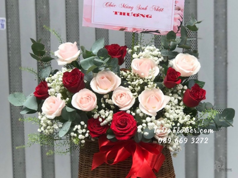 G09231036 GIỎ HOA CHÚC MỪNG SINH NHẬT thiết kế Hoa Hồng Đỏ, Hoa Hồng Kem mix Baby Trắng, Cỏ Đồng Tiền, Lá Bạc