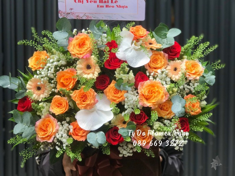 G09231048 GIỎ HOA CHÚC MỪNG SINH NHẬT - thiết kế Hoa Hồng Cam Spirit Roses, Hoa Hồng Đỏ Pháp, Lan Hồ Điệp, Mõm Sói Trắng mix Baby Trắng, Cỏ Đồng Tiền, Lá Bạc