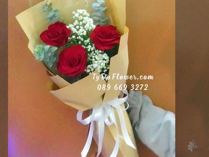 B10231052 BÓ HOA CHÚC MỪNG thiết kế Hoa Hồng Đỏ Ecuador Roses mix Baby Trắng Lá Bạc
