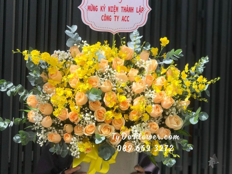 G10231056 GIỎ HOA CHÚC MỪNG KỶ NIỆM THÀNH LẬP CÔNG TY - thiết kế Hoa Hồng Cam Trứng, Hoa Lan Vũ Nữ mix Baby Trắng, Lá Bạc