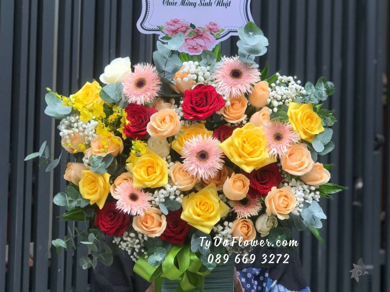 G10231061 GIỎ HOA CHÚC MỪNG SINH NHẬT thiết kế hoa hồng cam-vàng-đỏ, đồng tiền tua, hoa lá phụ