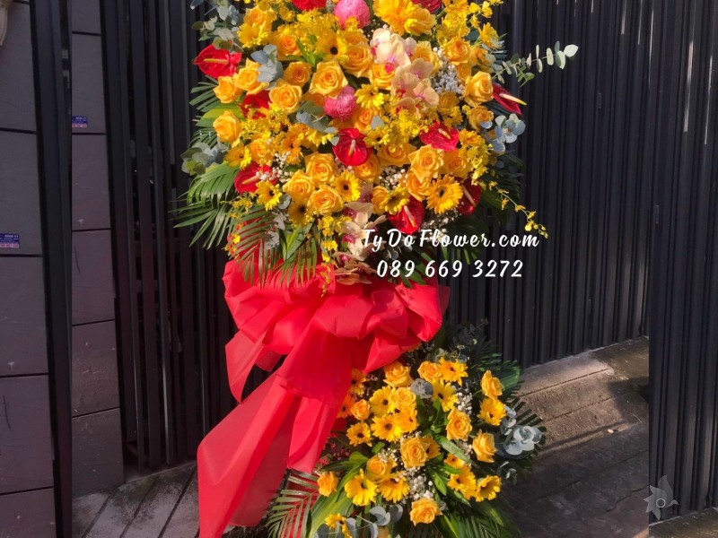 KCM10231070 KỆ HOA CHÚC MỪNG thiết kế chủ đạo hoa hồng vàng