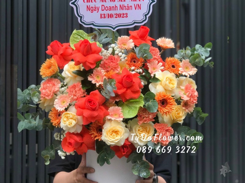 G10231081 GIỎ HOA CHÚC MỪNG SẾP Ngày Doanh Nhân Việt Nam thiết kế tone vàng cam