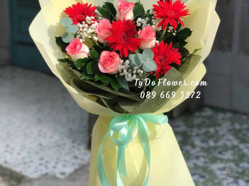 B10231088 BÓ HOA CHÚC MỪNG thiết kế chủ đạo hoa hồng song hỷ