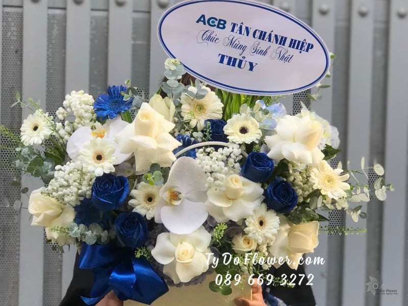 G10231098 GIỎ HOA CHÚC MỪNG thiết kế tone màu xanh trắng