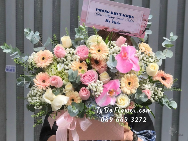 G10231097 GIỎ HOA CHÚC MỪNG thiết kế tone màu hồng cam