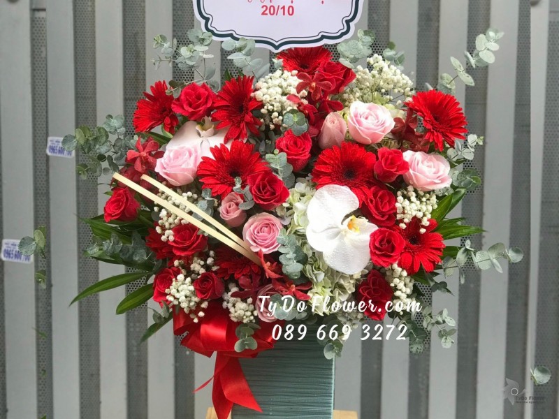 G10231099 GIỎ HOA CHÚC MỪNG thiết kế tone màu đỏ