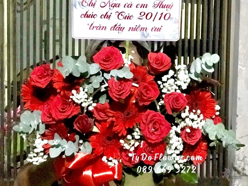 G102310107 GIỎ HOA CHÚC MỪNG thiết kế hoa hồng đỏ, đồng tiền đỏ