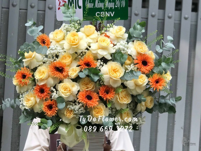 G102310109 GIỎ HOA CHÚC MỪNG thiết kế hoa hồng cam Juliet Roses, đồng tiền tua