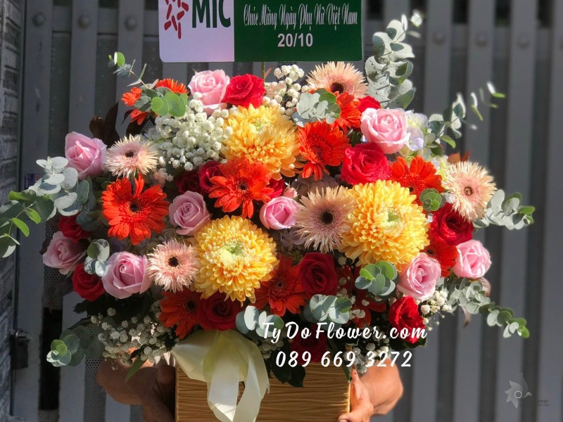 G102310123 GIỎ HOA CHÚC MỪNG thiết kế tone màu đỏ cam, điểm nhấn hoa Cúc Mẫu Đơn cam
