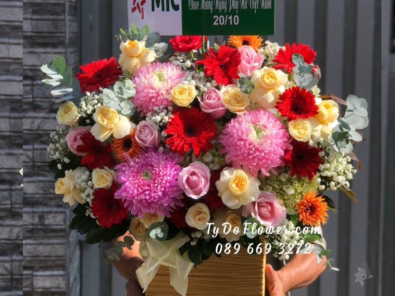 G102310127 GIỎ HOA CHÚC MỪNG thiết kế tone màu đỏ hồng cam, điểm nhấn hoa Cúc Mẫu Đơn hồng