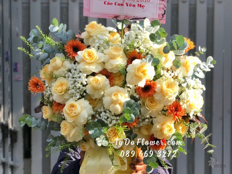 G102310129 GIỎ HOA CHÚC MỪNG MẸ thiết kế hoa hồng cam Juliet Roses, đồng tiền tua cam