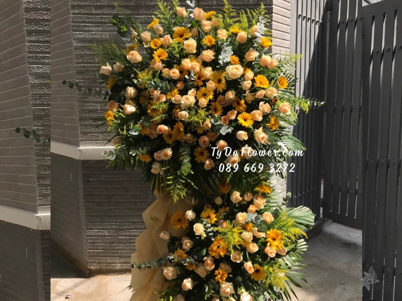 KCM11231100 KỆ HOA CHÚC MỪNG KHAI TRƯƠNG HỒNG PHÁT thiết kế tone màu vàng chủ đạo hoa hồng cam trứng, đồng tiền vàng