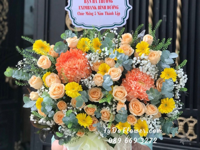 G11231102 GIỎ HOA CHÚC MỪNG thiết kế chủ đạo hoa cúc mẫu đơn cam, hoa hồng cam trứng, đồng tiền vàng