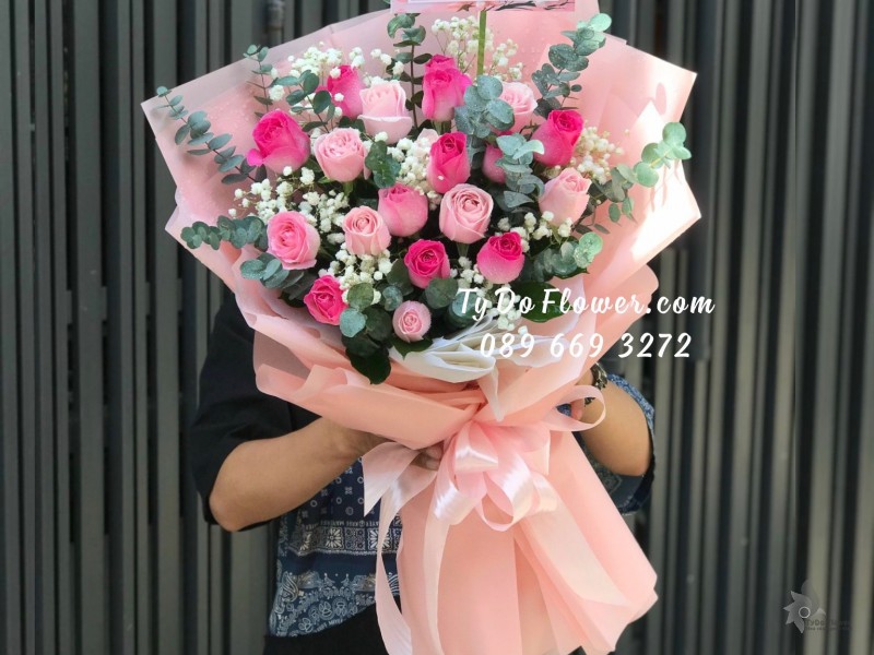 B11231108 BÓ HOA CHÚC MỪNG thiết kế hoa hồng màu hồng kem dâu, hồng sen