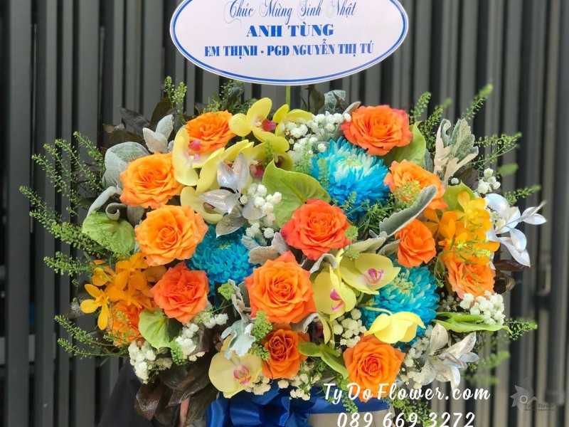 G11231114 GIỎ HOA CHÚC MỪNG SINH NHẬT thiết kế chủ đạo hoa hồng cam Spirit Roses, Cúc Mẫu Đơn Xanh, Hồ Điệp Vàng