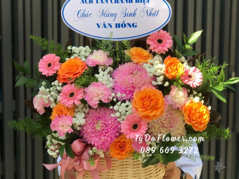 G11231115 GIỎ HOA CHÚC MỪNG SINH NHẬT thiết kế chủ đạo hoa hồng cam Spirit Roses, Cúc Mẫu Đơn Hồng