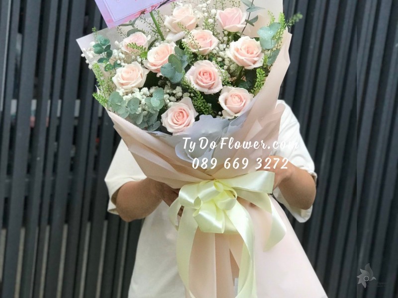 B11231122 BÓ HOA CHÚC MỪNG SINH NHẬT thiết kế hoa hồng kem