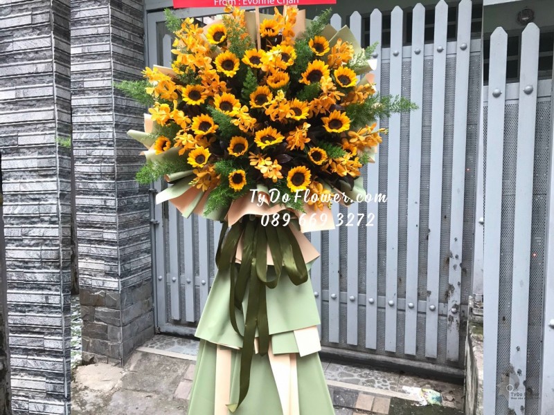 KCM11231123 KỆ HOA CHÚC MỪNG KHAI TRƯƠNG thiết kế chủ đạo hoa hướng dương