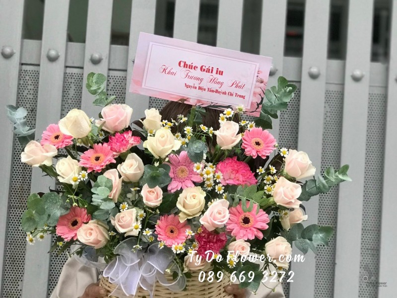 G11231124 GIỎ HOA CHÚC MỪNG KHAI TRƯƠNG thiết kế chủ đạo hoa hồng kem, đồng tiền hồng