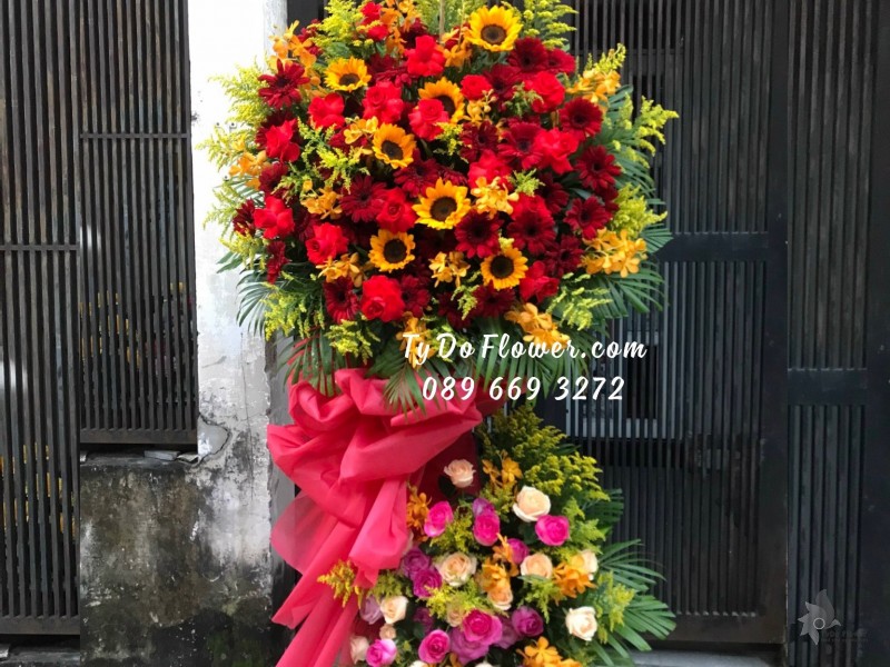 KCM11231139 KỆ HOA CHÚC MỪNG thiết kế tone màu đỏ vàng