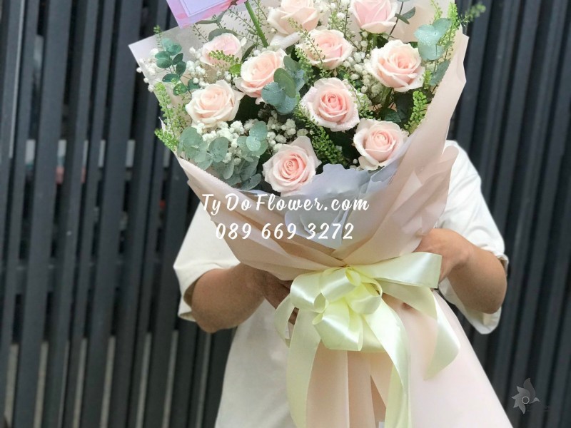 B11231150 BÓ HOA CHÚC MỪNG SINH NHẬT thiết kế Hoa Hồng Kem