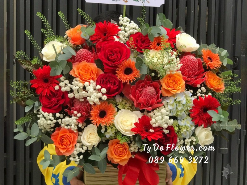 G11231160 GIỎ HOA CHÚC MỪNG thiết kế tone màu đỏ cam