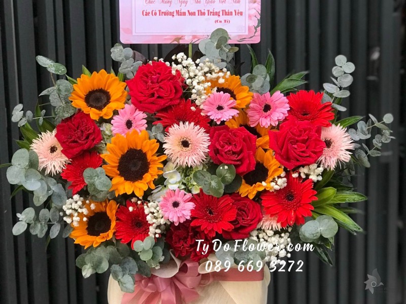G11231163 GIỎ HOA CHÚC MỪNG thiết kế tone đỏ vàng chủ đạo hoa hồng ngoại Ohara Red Roses