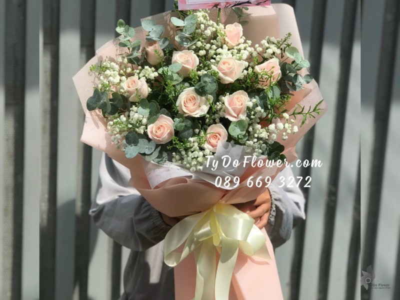 B11231165 BÓ HOA CHÚC MỪNG SINH NHẬT BÀ NỘI thiết kế hoa hồng kem