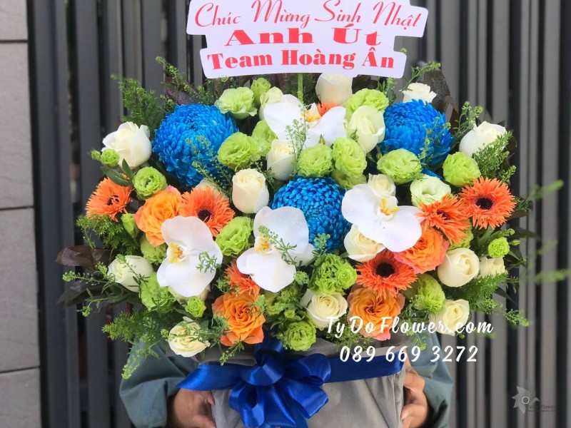 G11231167 GIỎ HOA CHÚC MỪNG SINH NHẬT thiết kế tone màu xanh chủ đạo hoa Cúc Mẫu Đơn Xanh Dương