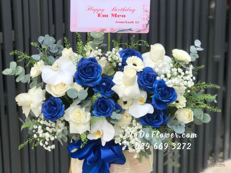 G11231172 GIỎ HOA CHÚC MỪNG SINH NHẬT thiết kế tone màu trắng xanh dương