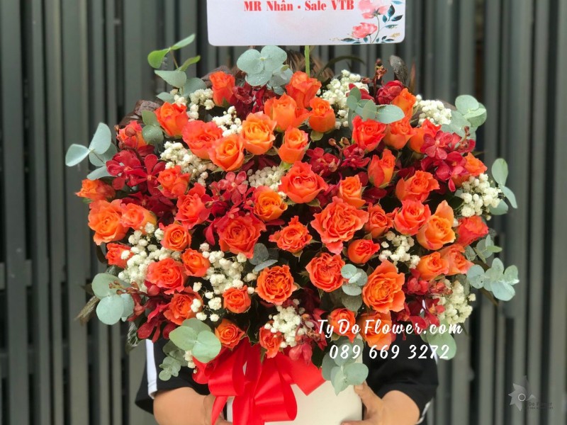 G11231174 GIỎ HOA CHÚC MỪNG SINH NHẬT thiết kế hoa hồng cam Spirit Roses, hoa lan đỏ