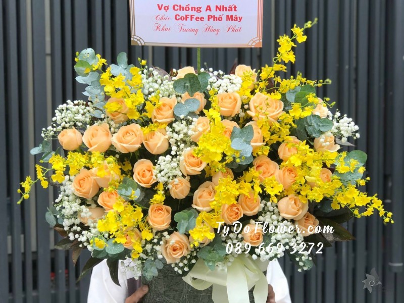 G12231200 GIỎ HOA CHÚC MỪNG KHAI TRƯƠNG HỒNG PHÁT thiết kế hoa hồng cam trứng, lan vũ nữ