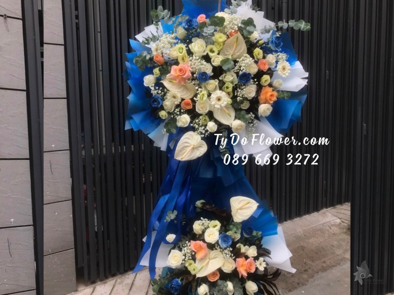 KCM12231205 KỆ HOA CHÚC MỪNG KHAI TRƯƠNG HỒNG PHÁT thiết kế tone màu trắng xanh dương