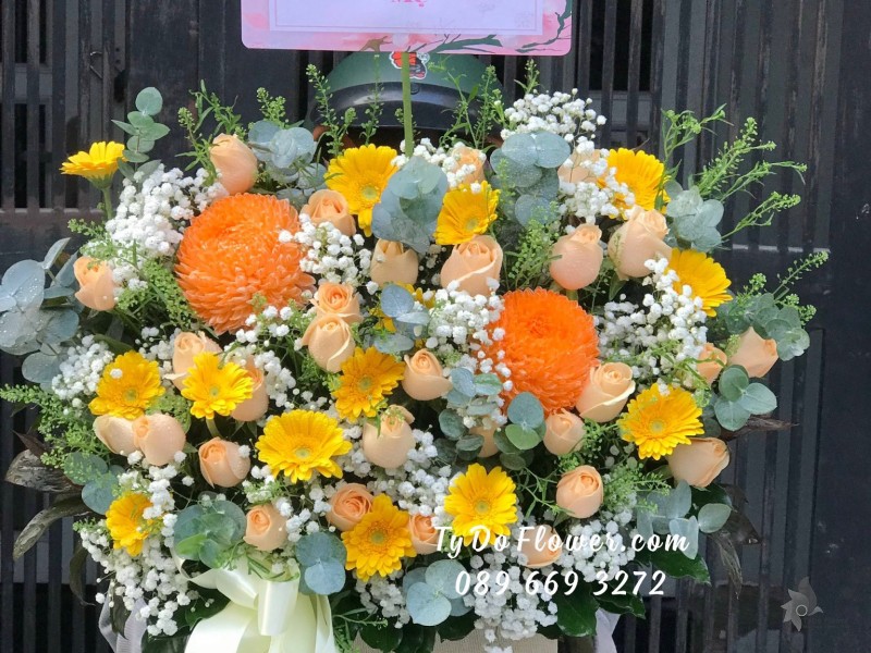 G12231210 GIỎ HOA CHÚC MỪNG SINH NHẬT MẸ thiết kế chủ đạo Hoa Cúc Mẫu Đơn Cam, Hoa Hồng Cam Trứng