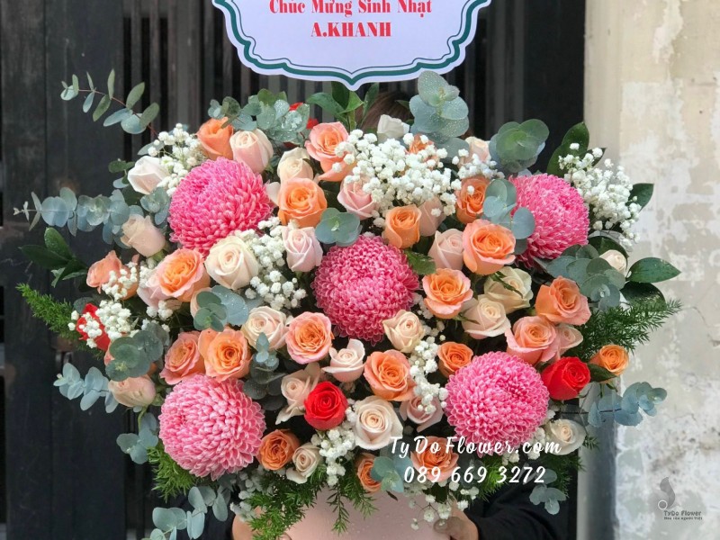 G12231223 GIỎ HOA CHÚC MỪNG SINH NHẬT Thiết Kế Tone Màu Pastel, chủ đạo hoa Cúc Mẫu Đơn Đỏ, Hoa Hồng Cam Carrot