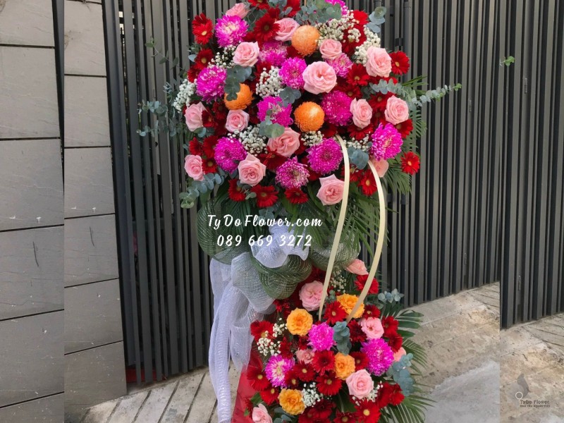 KCM12231242 KỆ HOA CHÚC MỪNG KHAI TRƯƠNG HỒNG PHÁT thiết kế tone màu đỏ hồng cam, chủ đạo hoa hồng Ohara Pink Roses, Cúc Hồng-Cam