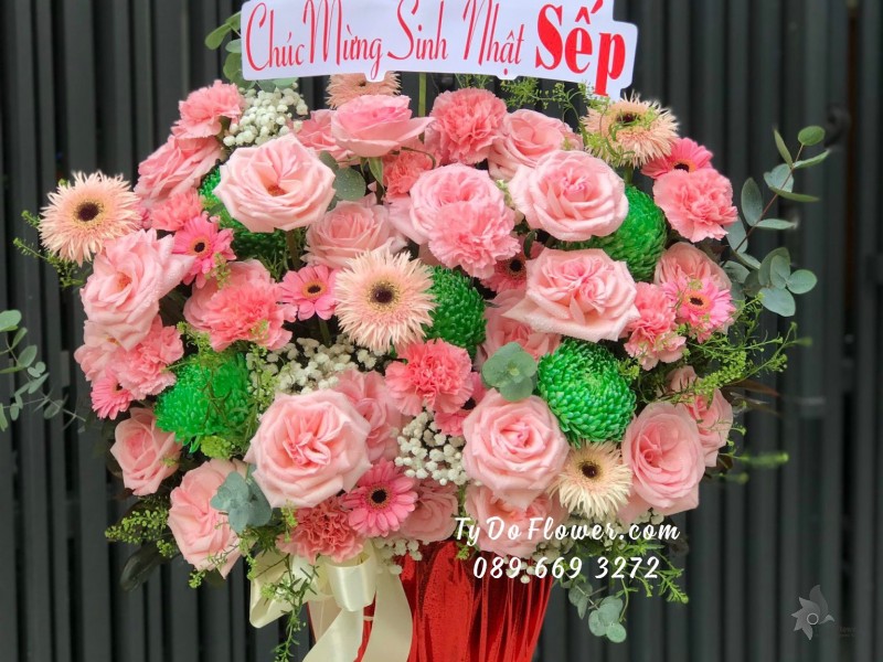 G12231244 GIỎ HOA CHÚC MỪNG SINH NHẬT SẾP thiết kế tone màu hồng xanh, chủ đạo hoa hồng Ohara Pink Roses, Cúc Mẫu Đơn Xanh Lá