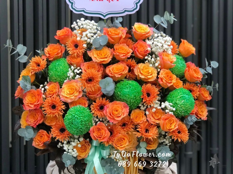 G12231245 GIỎ HOA CHÚC MỪNG SINH NHẬT thiết kế tone màu cam xanh, chủ đạo hoa hồng cam Spirit Roses, Đồng Tiền Tua, Cúc Mẫu Đơn Xanh Lá