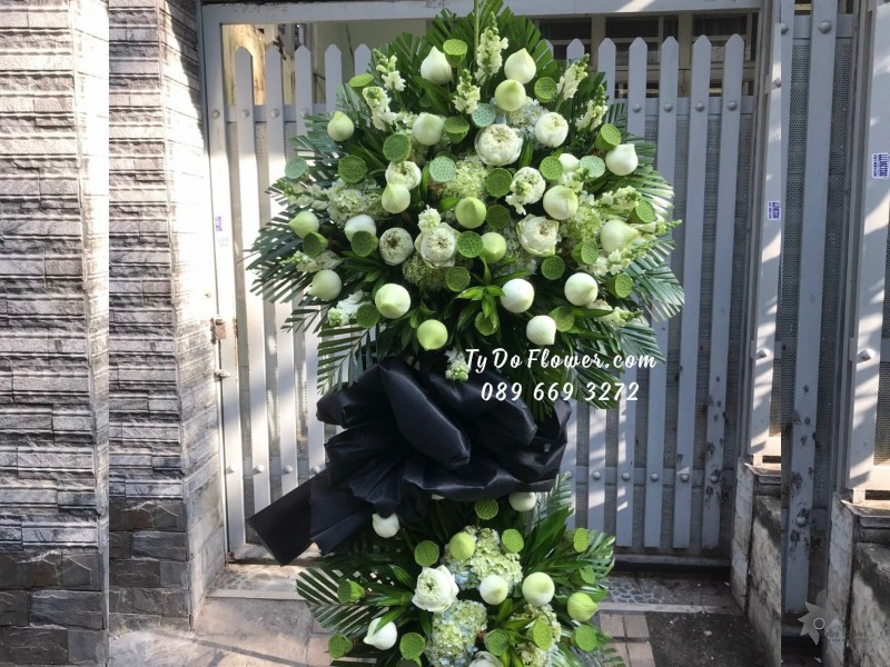 KCB12231248 KỆ HOA TANG LỄ VÒNG HOA CHIA BUỒN Hoa Kính Viếng thiết kế Hoa Sen Trắng