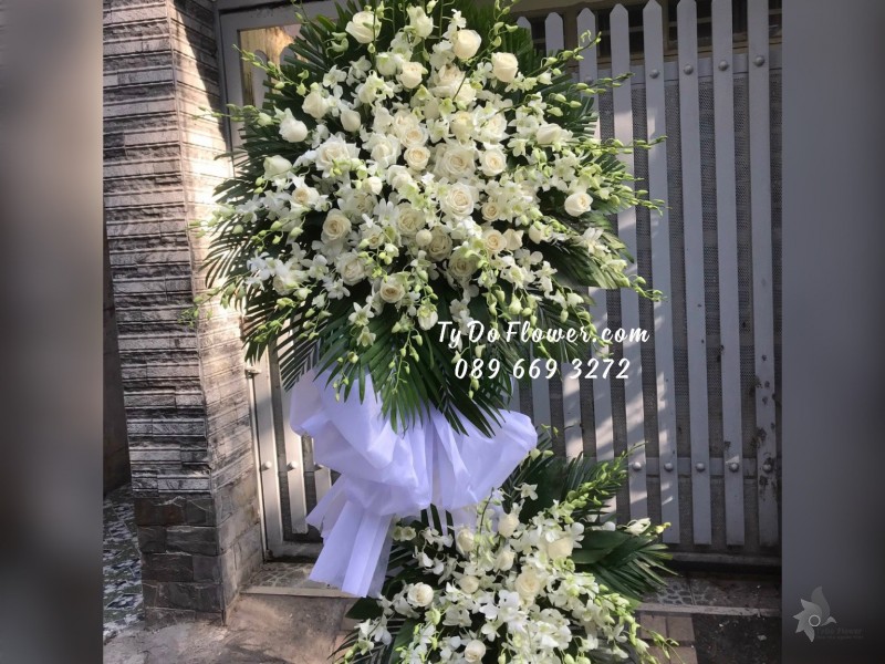 KCB12231249 KỆ HOA TANG LỄ VÒNG HOA CHIA BUỒN Hoa Thành Kính Chia Buồn Cùng Gia Đình thiết kế Hoa Hồng Trắng, Hoa Lan Trắng