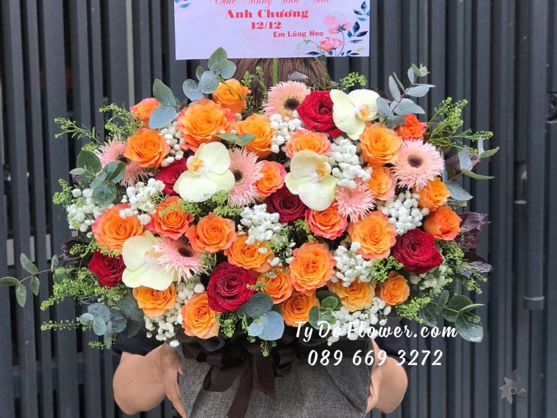 G12231250 GIỎ HOA CHÚC MỪNG SINH NHẬT thiết kế tone màu cam, chủ đạo hoa hồng cam Spirit Roses