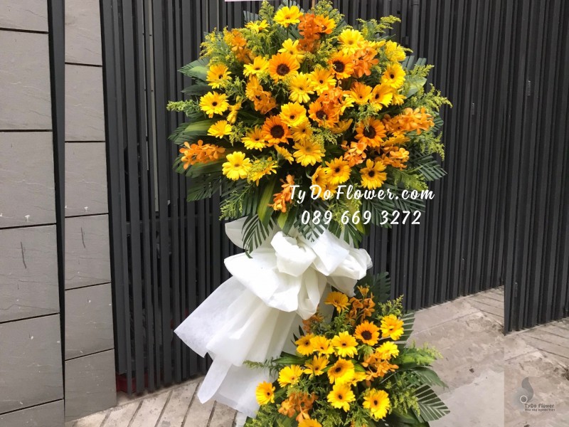 KCM01241251 KỆ HOA CHÚC MỪNG thiết kế tone màu vàng chủ đạo Hoa Hướng Dương