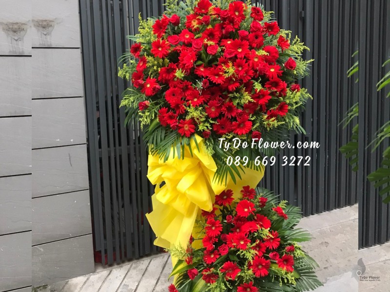 KCM01241252 KỆ HOA CHÚC MỪNG thiết kế tone màu đỏ chủ đạo Hoa Đồng Tiền Đỏ