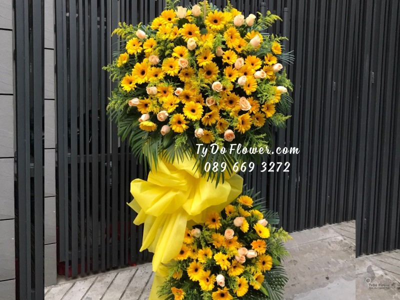 KCM01241253 KỆ HOA CHÚC MỪNG thiết kế tone màu vàng chủ đạo Hoa Đồng Tiền Vàng