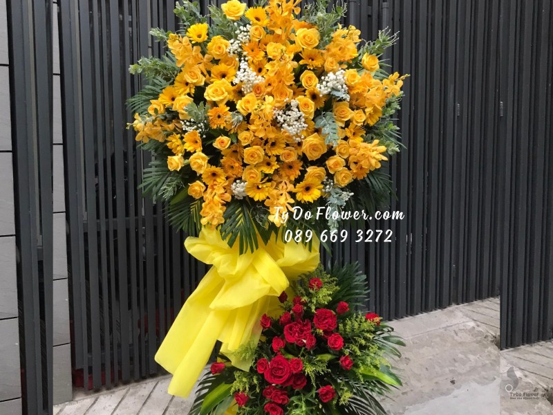 KCM01241254 KỆ HOA CHÚC MỪNG thiết kế tone màu đỏ-vàng chủ đạo Hoa Hồng Vàng, Hoa Lan Vàng