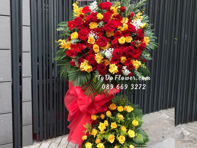 KCM01241255 KỆ HOA CHÚC MỪNG thiết kế tone màu đỏ-vàng chủ đạo Hoa Hồng Đỏ Ohara Red Roses, Hoa Hồng Vàng