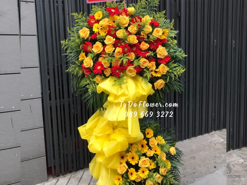 KCM01241256 KỆ HOA CHÚC MỪNG thiết kế tone màu đỏ-vàng chủ đạo Hoa Hồng Vàng, Đồng Tiền Đỏ-Vàng